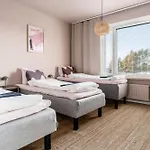 Arctic Bloom Retreat: 2br W/ Parking شقة *