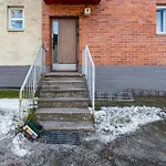 Arctic Bloom Retreat: 2br W/ Parking شقة