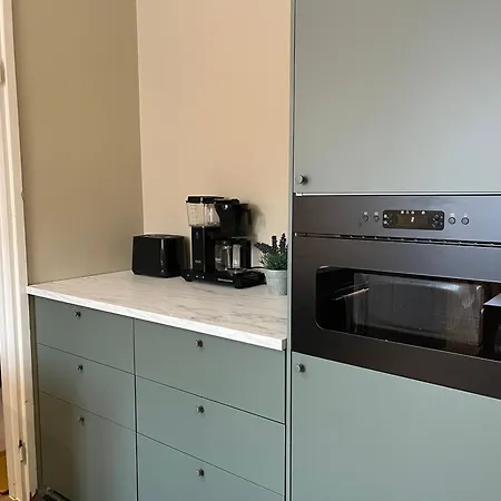 Arctic Bloom Retreat: 2br W/ Parking