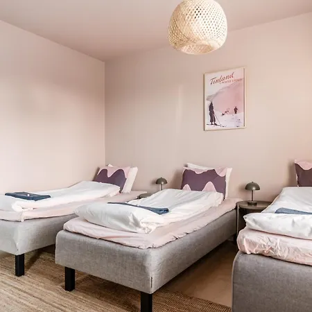 Arctic Bloom Retreat: 2br W/ Parking Apartman
