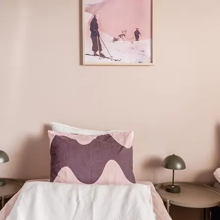 Arctic Bloom Retreat: 2br W/ Parking Rovaniemi