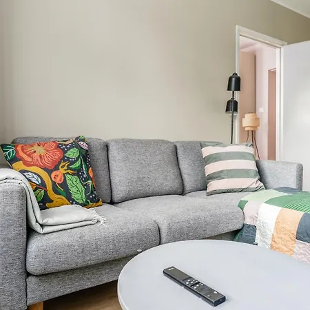 Arctic Bloom Retreat: 2br W/ Parking *