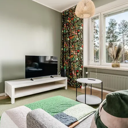 Arctic Bloom Retreat: 2br W/ Parking Apartman *