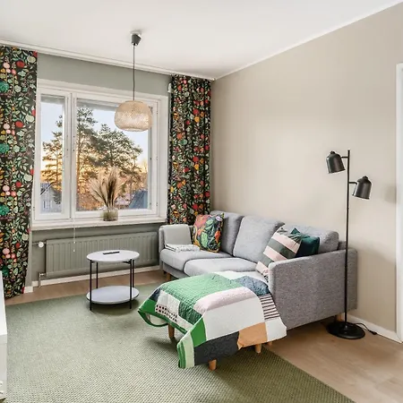 Arctic Bloom Retreat: 2br W/ Parking Apartman *