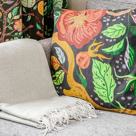 Arctic Bloom Retreat: 2br W/ Parking *