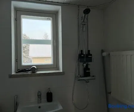 Arctic Bloom Retreat: 2br W/ Parking Apartman *