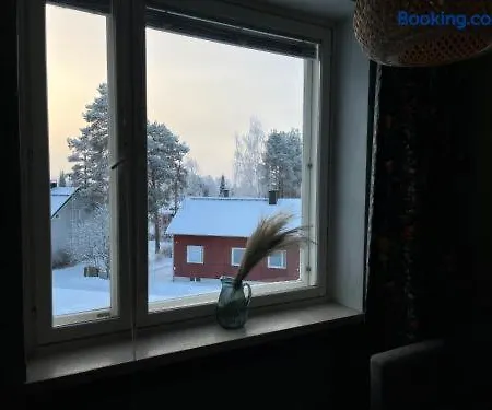 Arctic Bloom Retreat: 2br W/ Parking *