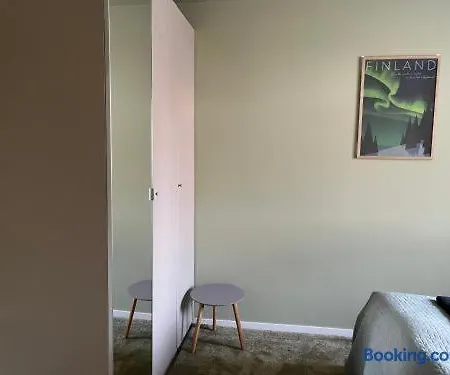Arctic Bloom Retreat: 2br W/ Parking Apartman
