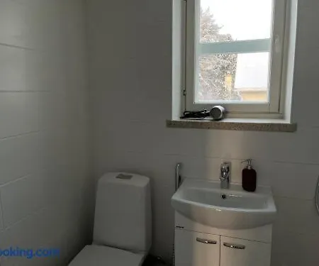 Arctic Bloom Retreat: 2br W/ Parking Apartman