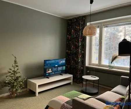 Arctic Bloom Retreat: 2br W/ Parking *