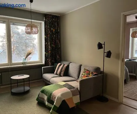 Arctic Bloom Retreat: 2br W/ Parking *