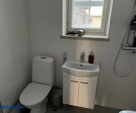 Arctic Bloom Retreat: 2br W/ Parking Apartman *