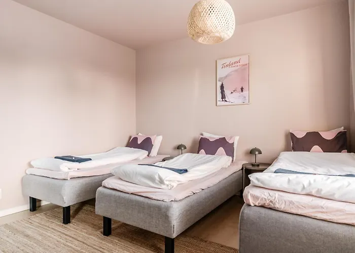 Arctic Bloom Retreat: 2br W/ Parking Appartement