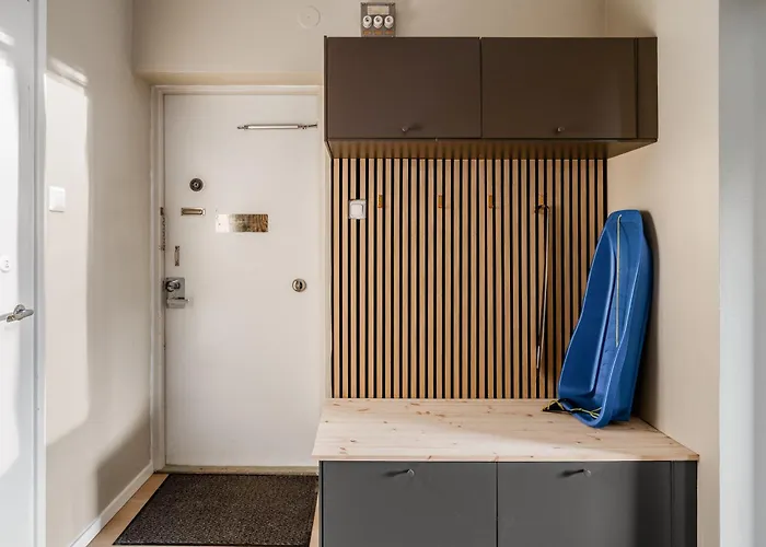 Arctic Bloom Retreat: 2br W/ Parking