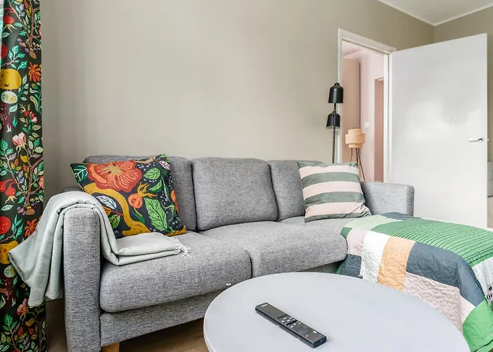 Arctic Bloom Retreat: 2br W/ Parking *