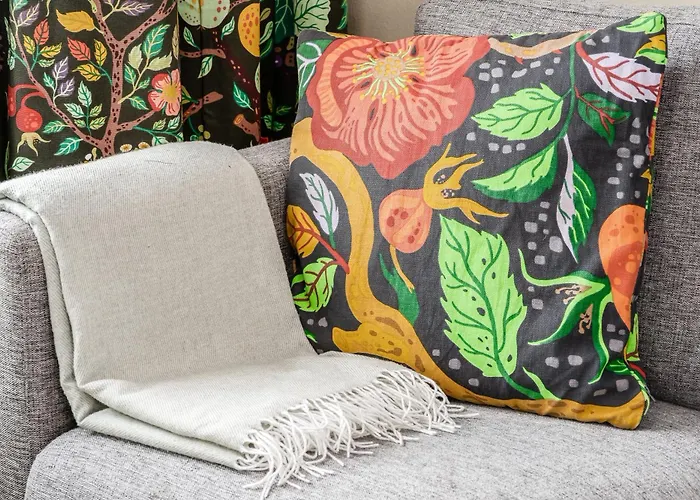 Arctic Bloom Retreat: 2br W/ Parking *